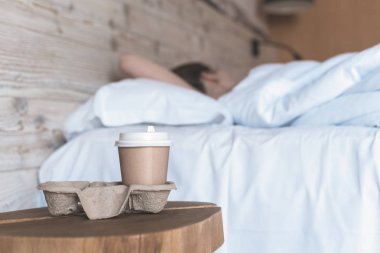 Yatak odasında uyuyan genç kadının seçici odağı