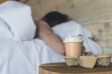 Yatak odasında uyuyan genç kadının seçici odağı