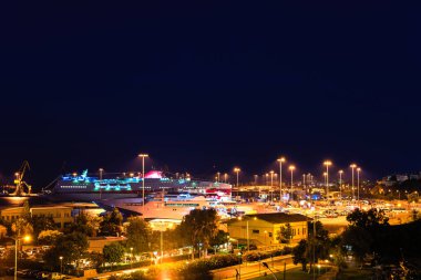 Aydınlatma ve seyahat konseptiyle gece şehir manzarası