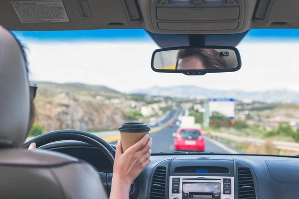 Das Mädchen Fährt Auf Der Autobahn Und Hält Eine Tasse — Stockfoto