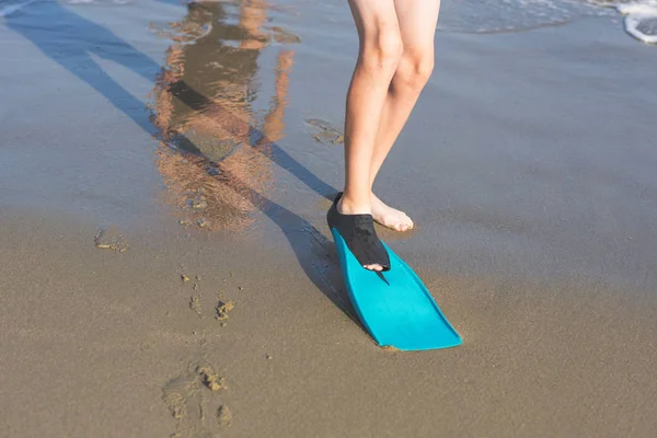 Šťastný Mladík Plavání Který Baví Písku Pláž Během Letních Prázdnin — Stock fotografie