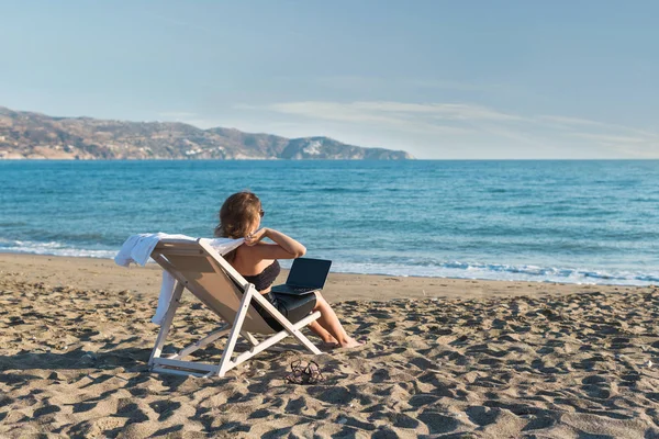 Mladá Žena Kancelářského Oblečení Laptopem Pláži Pozadí Moře Letního Slunného — Stock fotografie