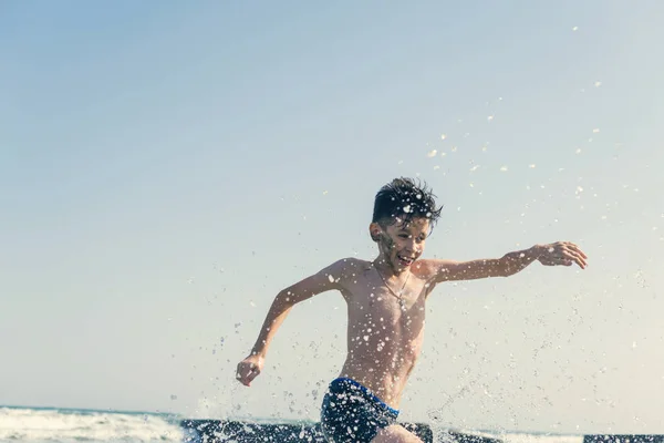 Niedlichen Kleinen Jungen Spaß Strand — Stockfoto