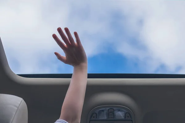 Mädchen Versucht Glasluke Des Autos Mit Den Händen Öffnen — Stockfoto