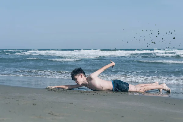 Lindo Chico Joven Divirtiéndose Playa — Foto de Stock