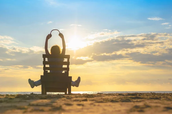 Dívka Sluchátkách Sedí Slunečních Salonku Naslouchá Hudbě Pláži Při Západu — Stock fotografie