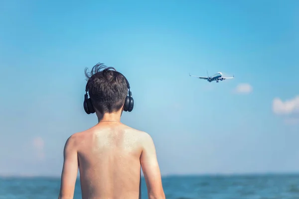 Silhouette Teen Boy Beach Headphones Sun Landing Plane Traveling Airplane — Stock Photo, Image