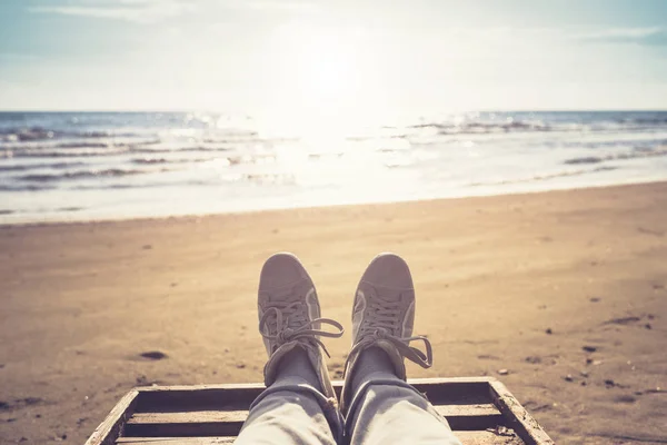 Nohy Pláži Mořském Pozadí — Stock fotografie