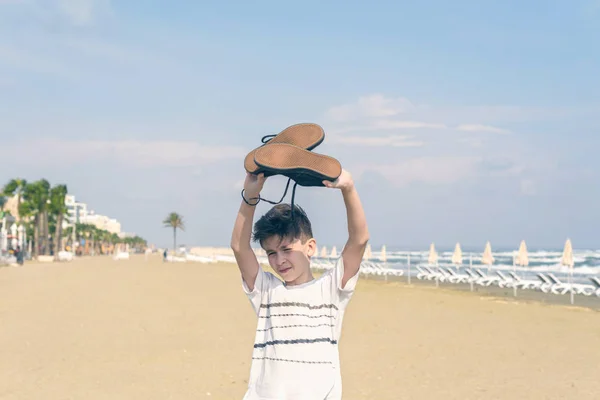 Rapaz Shirt Com Ténis Praia Areia Mackenzie Larnaca Chipre Ilha — Fotografia de Stock