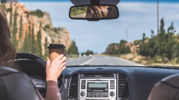 Das Mädchen Fährt Auf Der Autobahn Und Hält Eine Tasse — Stockfoto