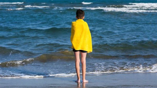 Achteraanzicht Jongen Gele Handdoek Staande Kust Wachten Zijn Vader Duiken — Stockfoto