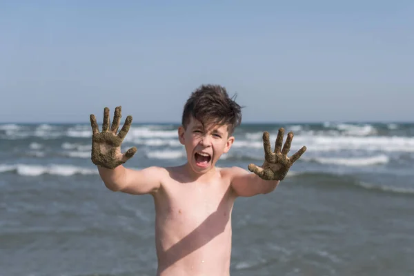Niedlicher Kleiner Junge Mit Schmutzigen Händen Strand — Stockfoto