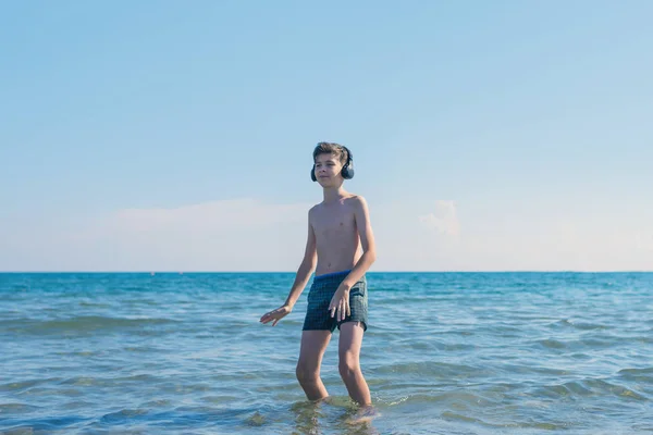 Хлопчик Підліток Навушниках Пляжі Подорожувати Дитиною Концепція — стокове фото