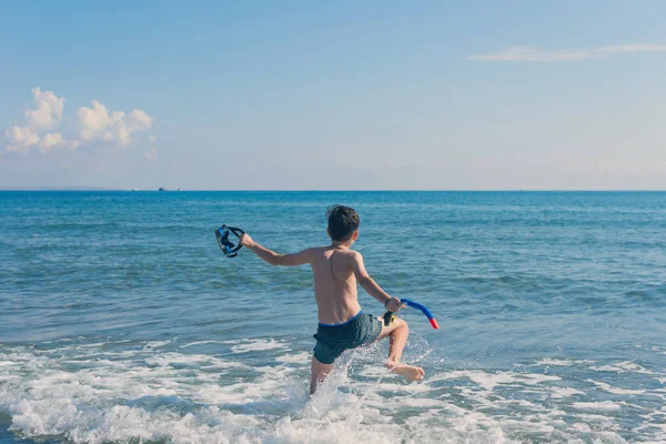 Twarz Chłopca Maski Snorkeling Koncepcja Podróży Lata — Zdjęcie stockowe