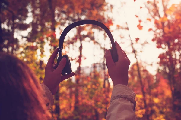 Vrouw Met Koptelefoon Wandelen Het Park Luister Geluiden Muziek Van — Stockfoto