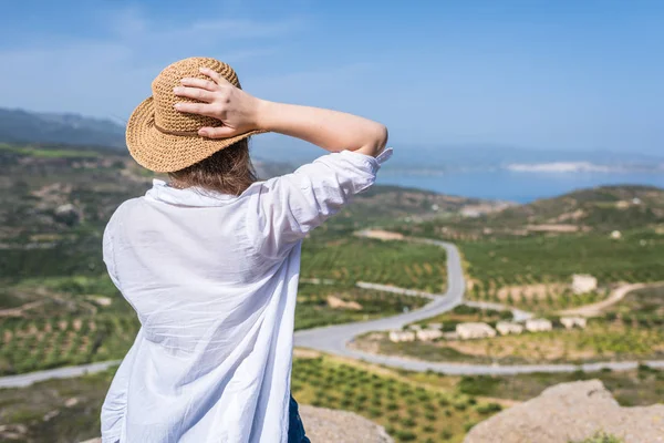 Femme Tenue Touristique Chapeau Paille Debout Sommet Une Montagne Concept — Photo