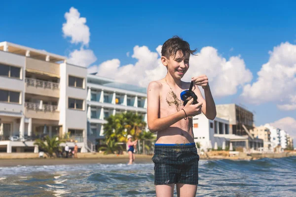 Gelukkige Lachende Jongen Het Snorkel Masker Achtergrond Van Het Resort — Stockfoto