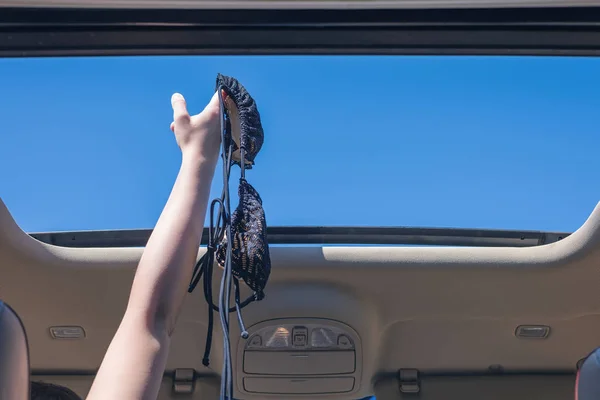 소녀는 차량의 해치에서 그녀의 비키니 브래지어를 트러잉 라이프스타일 — 스톡 사진