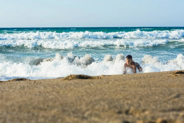 Anos Idade Menino Nadando Relaxamento Nas Ondas Mar Conceito Férias — Fotografia de Stock