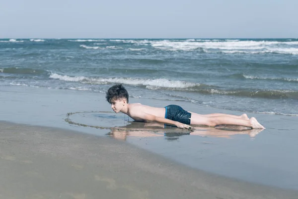 Lindo Chico Joven Divirtiéndose Playa — Foto de Stock