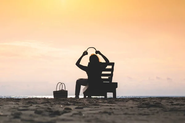 Chica Con Auriculares Está Sentado Tumbona Escuchando Música Playa Atardecer —  Fotos de Stock