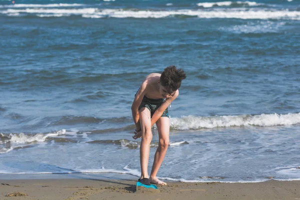 Yaz Tatili Sırasında Kum Plajda Eğlenmek Yüzme Yüzgeç Mutlu Genç — Stok fotoğraf