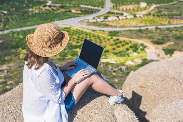 Kvinna Frilansare Turist Kläder Och Halm Hatt Med Bärbar Dator — Stockfoto