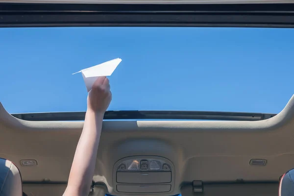 Ein Mädchen Startet Während Der Sommerferien Ein Papierflugzeug Aus Der — Stockfoto