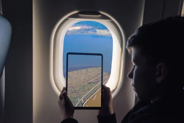 Garçon Caucasien Utilisant Tablette Pour Prendre Des Photos Travers Fenêtre — Photo