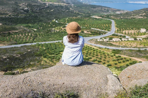 Femme Tenue Touristique Sommet Une Montagne — Photo