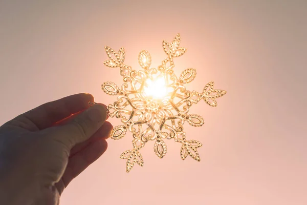 Hand Sparkling Huge Snowflake Sea Background Concept Winter Christmas Vacation — Stock Photo, Image