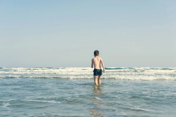 Chłopiec Plaży Fale Morskie Rozpryskami Wody Koncepcja Wakacji Letnich — Zdjęcie stockowe