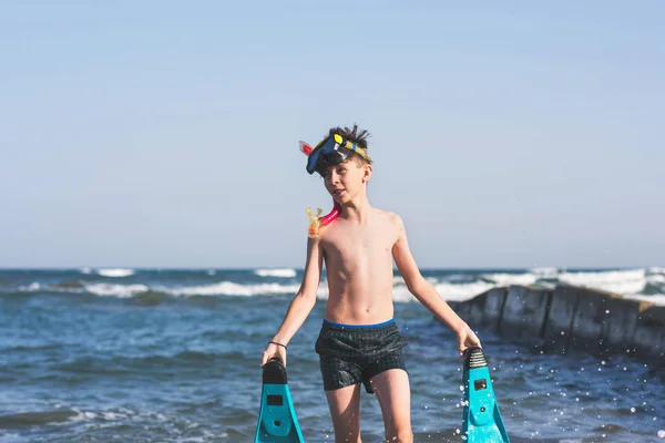 Young Boy Relaxing Sea — Stock Photo, Image