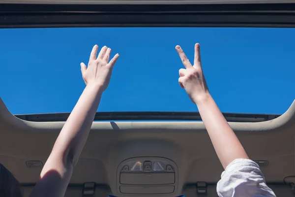 Zwei Mädchen Die Mit Dem Auto Unterwegs Sind Und Ihre — Stockfoto