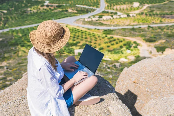 Kvinna Frilansare Turist Kläder Och Halm Hatt Med Bärbar Dator — Stockfoto