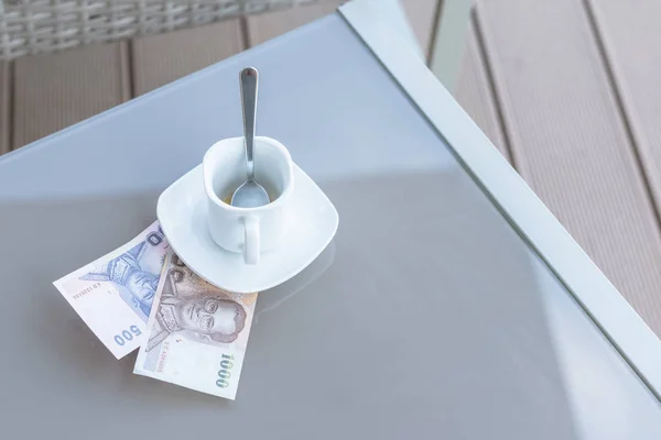Tajskie Pieniądze Pusta Filiżanka Kawy Szklanym Stole Kawiarni Świeżym Powietrzu — Zdjęcie stockowe
