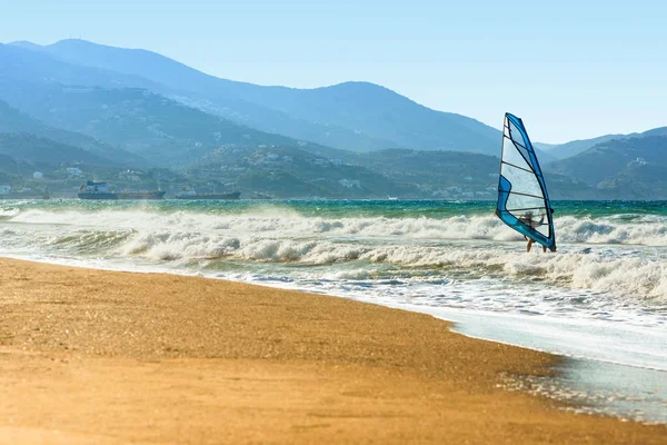 Άποψη Της Γαλάζιας Θάλασσας Κύματα Και Βάρκα — Φωτογραφία Αρχείου