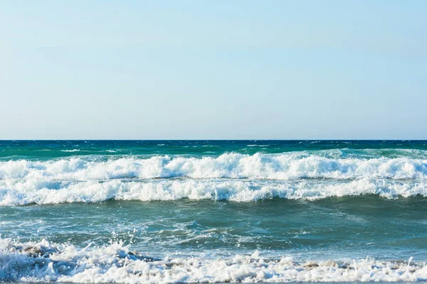 Duży Łamanie Fali Oceanu Piaszczystej Plaży Greckiej — Zdjęcie stockowe