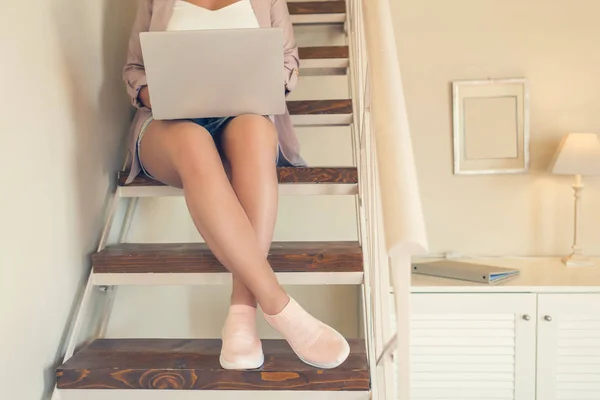 Pige Studerende Shorts Sidder Trappen Med Bærbar Computer Cafe Hjemmet - Stock-foto