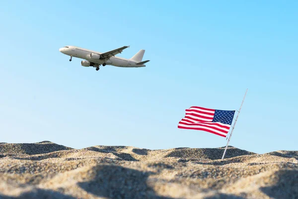 Amerikaanse Vlag Het Zand Tegen Een Blauwe Hemel Concept — Stockfoto