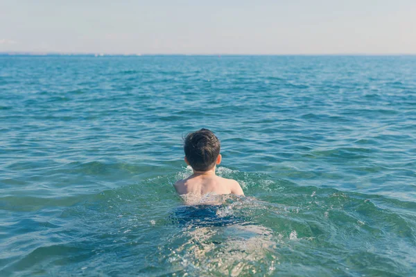 Jaar Oud Jongen Zwemmen Ontspanning Zee Golven Concept Van Familie — Stockfoto