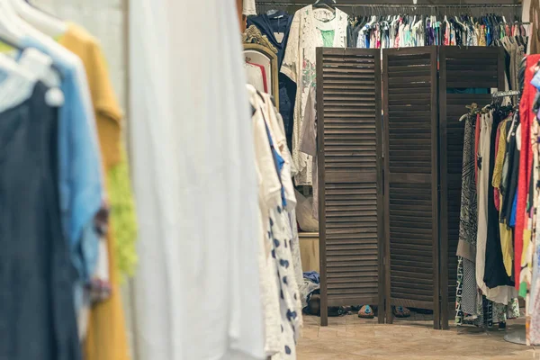 Jambes Féminines Sous Écran Pliant Bois Dans Magasin Avec Des — Photo