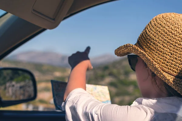 Junge Frau Mit Strohhut Die Mit Dem Auto Unterwegs Ist — Stockfoto