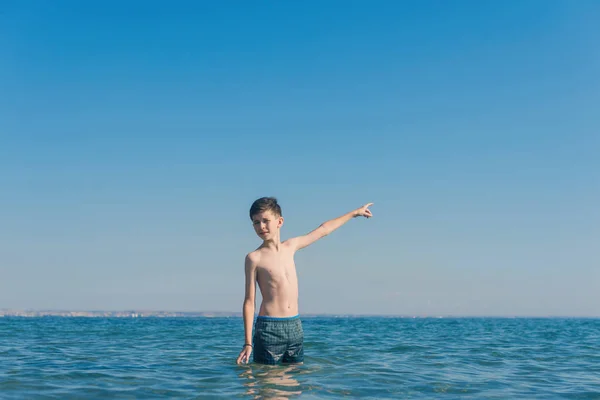 Niño Años Nadando Relajándose Las Olas Del Mar Concepto Vacaciones — Foto de Stock