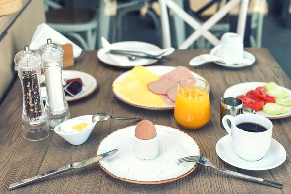 Petit Déjeuner Continental Composé Café Jus Oeuf Yaourt Sur Table — Photo