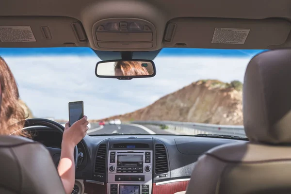 Junge Frau Fährt Auf Der Autobahn Italien Und Benutzt Gps — Stockfoto