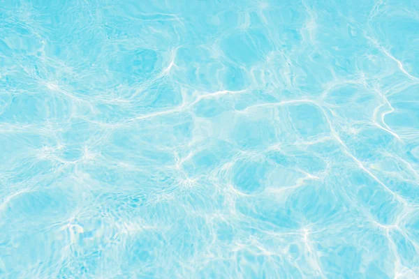 Şeffaf sualtı dokusu ve havuz suyunun arka planı