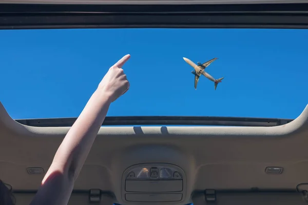 Κορίτσι Δείχνει Δάχτυλό Της Στο Αεροπλάνο Ανοιχτή Καταπακτή Ενός Οχήματος — Φωτογραφία Αρχείου
