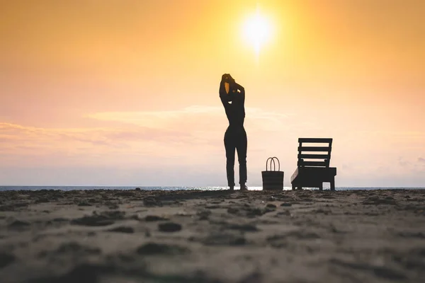 Γυναίκα Στέκεται Κοντά Στην Ξαπλώστρα Και Βγάζει Μαντήλι Της Παραλία — Φωτογραφία Αρχείου