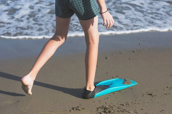 Gelukkige Tiener Jongen Zwem Flipper Met Plezier Het Zand Het — Stockfoto